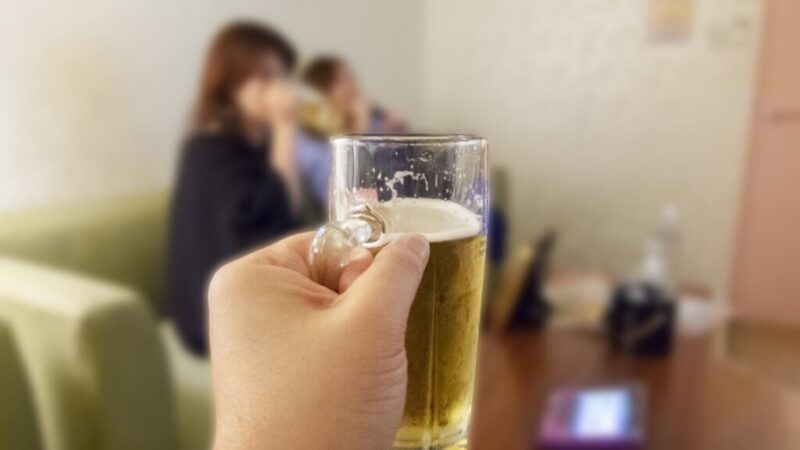 【必見】ヒトカラの乱入対策!迷惑行為が多い時間帯はいつ頃?